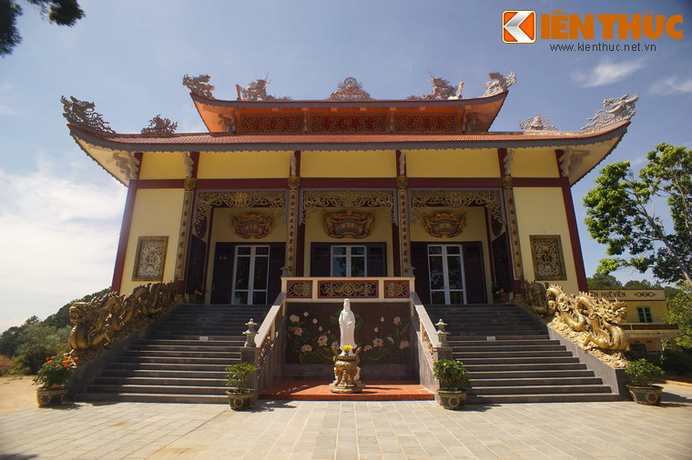 Tòa chính điện của chùa được xây năm gian, mang một số đường nét kiến trúc của những ngôi chùa cổ miền Trung. Mái chùa trang trí tứ linh khảm bằng mảnh sành sứ giàu tính thẩm mỹ.