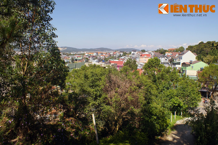 Từ thiền viện, du khách cũng có thể phóng tầm mắt bao quát một góc vùng ngoại ô Đà Lạt, với khung cảnh đầy chất trữ tình… Mời quý độc giả xem video: Đi tìm Tết Việt. Nguồn: VTC14.