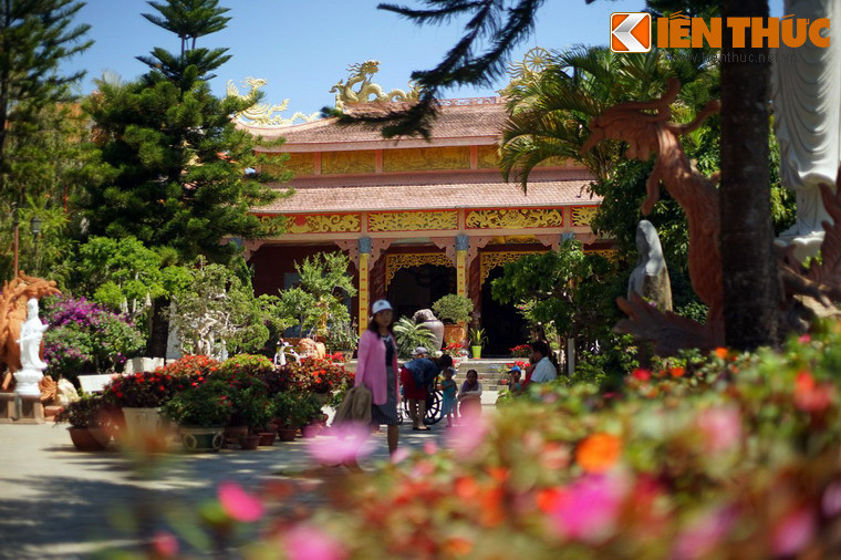 Các công trình của thiền viện được bố trí hài hòa trong một khuôn viên rộng rãi, tràn ngập cây xanh và các loài hoa xứ lạnh.