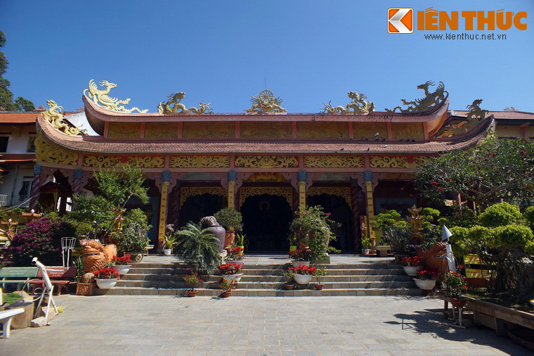 Tòa chính điện có quy mô khá bế thế, được trang hoàng rực rỡ với các mô típ rồng phượng, bánh xe Phật pháp.., sơn nhũ vàng.