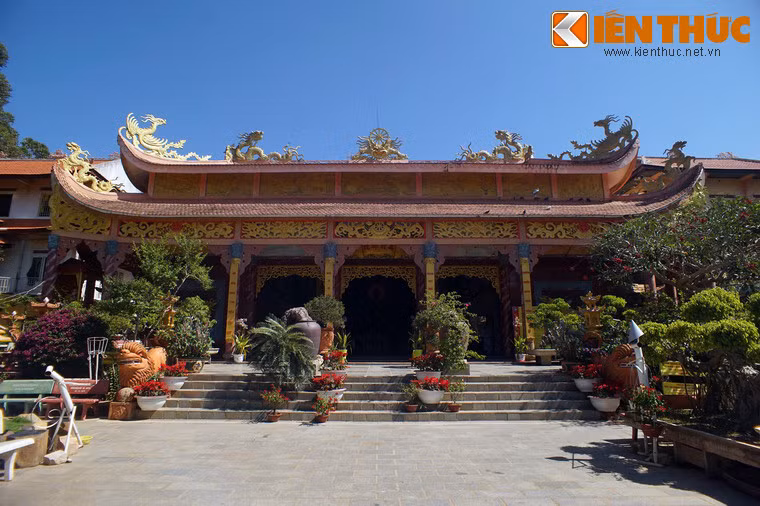 Tòa chính điện có quy mô khá bế thế, được trang hoàng rực rỡ với các mô típ rồng phượng, bánh xe Phật pháp.., sơn nhũ vàng.