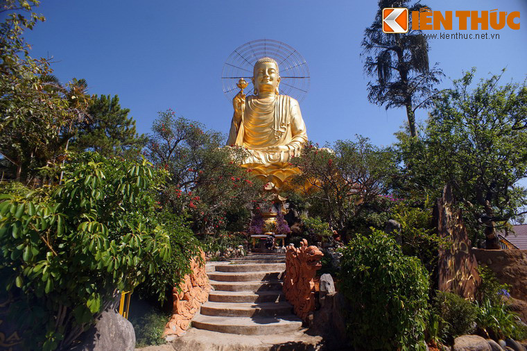Bên phải khuôn viên thiền viện Vạn Hạnh có bức tượng "Phật Thích Ca niêm hoa vi tiếu" cao 24m, rộng 20m, là một công trình điêu khắc nổi tiếng của Đà Lạt.