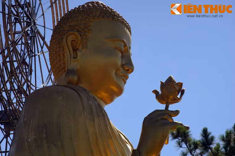 Bức tượng thể hiện hình ảnh Đức Phật tay phải cầm bông hoa sen, được xếp vào một trong những bức tượng Phật lớn nhất tại Việt Nam. Bức tượng có thể được quan sát từ nhiều nơi trong thành phố.