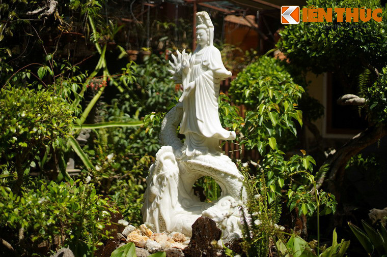 Điểm xuyết giữa khung cảnh thiên nhiên xanh tươi là nhiều bức tượng Phật, Bồ tát… mang tính nghệ thuật cao.