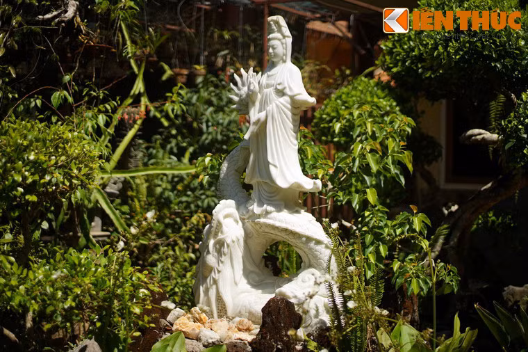 Điểm xuyết giữa khung cảnh thiên nhiên xanh tươi là nhiều bức tượng Phật, Bồ tát… mang tính nghệ thuật cao.