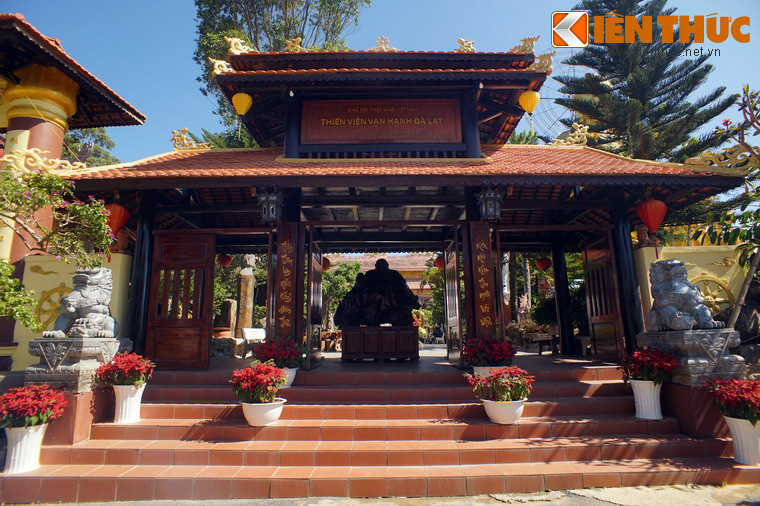 Sau một quãng đường núi dài vài trăm mét, các hạng mục chính của thiền viện hiện ra với cổng tam quan nội ở mặt trước.