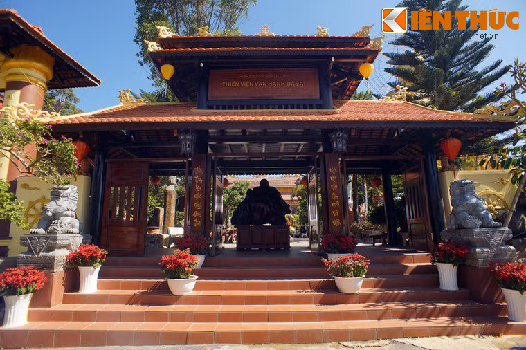 Sau một quãng đường núi dài vài trăm mét, các hạng mục chính của thiền viện hiện ra với cổng tam quan nội ở mặt trước.