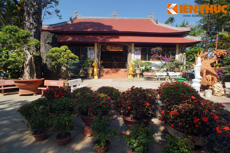 Bên trái chính điện là Niết Bàn Điện.