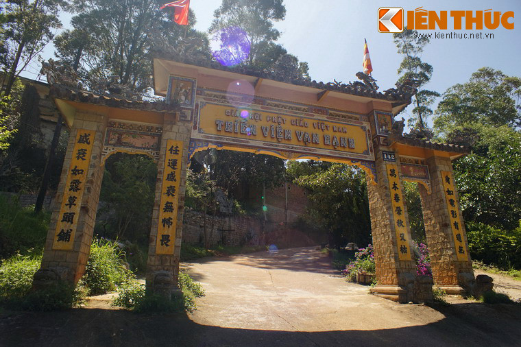 Công trình đầu tiên của thiền viện là cổng tam quan ngoài, nằm dưới chân núi.