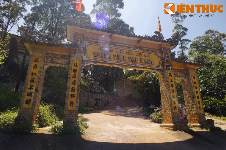 Công trình đầu tiên của thiền viện là cổng tam quan ngoài, nằm dưới chân núi.