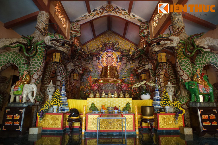 Bên trong chính điện điện được bài trí trang nghiêm. Chính giữa tôn trí tượng đức Phật Thích Ca có Cửu Long phún thủy (9 con rồng phun nước). Đây cũng là nét đặc sắc chưa hiếm gặp trong trang trí điện Phật ở Việt Nam.