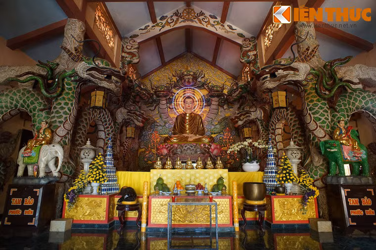 Bên trong chính điện điện được bài trí trang nghiêm. Chính giữa tôn trí tượng đức Phật Thích Ca có Cửu Long phún thủy (9 con rồng phun nước). Đây cũng là nét đặc sắc chưa hiếm gặp trong trang trí điện Phật ở Việt Nam.