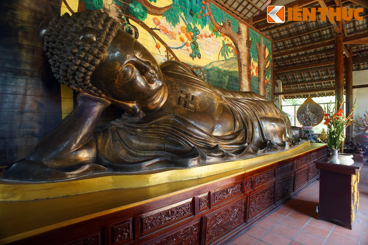 Bên trong Niết Bàn Điện là nơi trưng bày bức tượng Phật nhập Niết bàn bằng đồng lớn nhất Việt Nam.