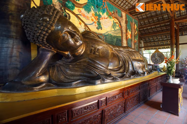 Bên trong Niết Bàn Điện là nơi trưng bày bức tượng Phật nhập Niết bàn bằng đồng lớn nhất Việt Nam.