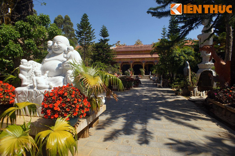 Sau cổng tam quan nội là một lối đi dẫn đến tòa chính điện, công trình thờ tự trung tâm của thiền viện.