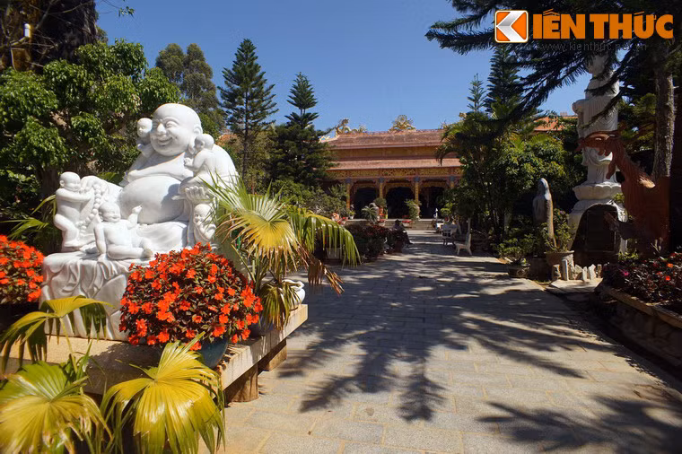 Sau cổng tam quan nội là một lối đi dẫn đến tòa chính điện, công trình thờ tự trung tâm của thiền viện.