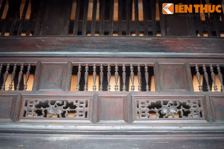 Dạng hoa văn được sử dụng gồm các đường chỉ nổi theo đường kỷ hà, hình hoa lá cách điệu...