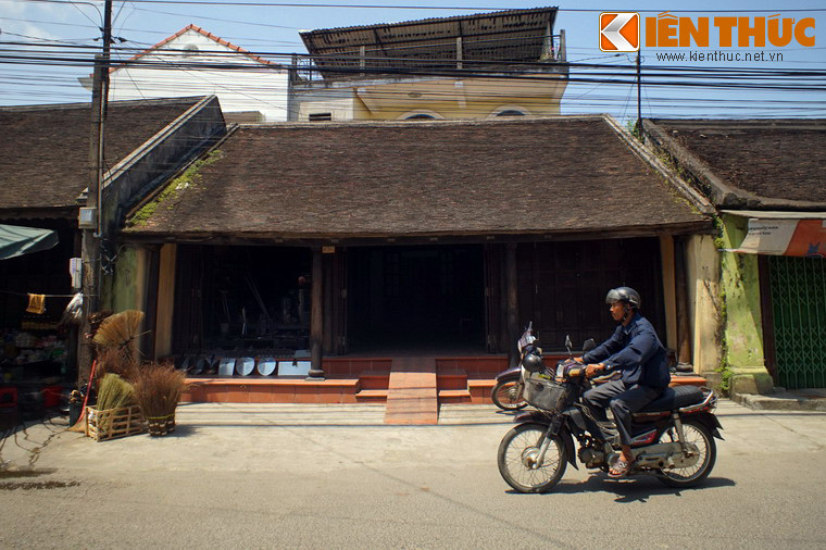 Nằm ở phía Bắc Kinh thành Huế, phố cổ Bao Vinh từng là một cảng thị sầm uất không kém Hội An. Ngày nay, dấu tích về thời hoàng kim của khu phố là trên 10 ngôi nhà cổ, trong đó ngôi nhà số 99 Bao Vinh còn được gìn giữ khá nguyên vẹn.