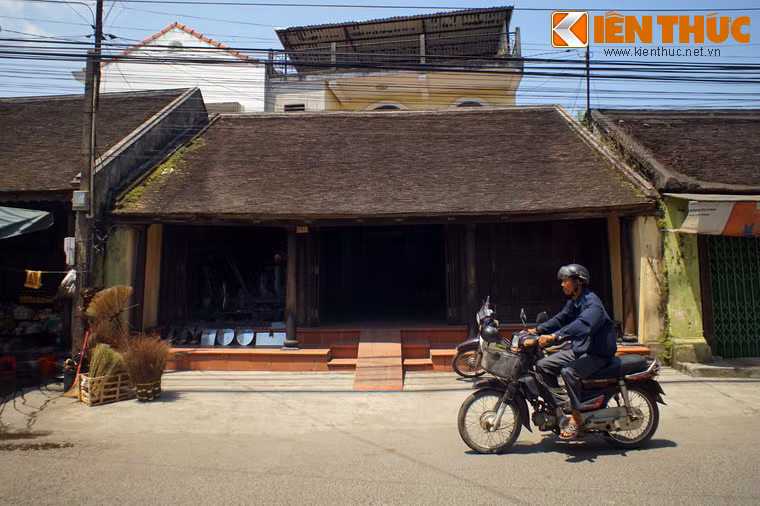 Nằm ở phía Bắc Kinh thành Huế, phố cổ Bao Vinh từng là một cảng thị sầm uất không kém Hội An. Ngày nay, dấu tích về thời hoàng kim của khu phố là trên 10 ngôi nhà cổ, trong đó ngôi nhà số 99 Bao Vinh còn được gìn giữ khá nguyên vẹn.