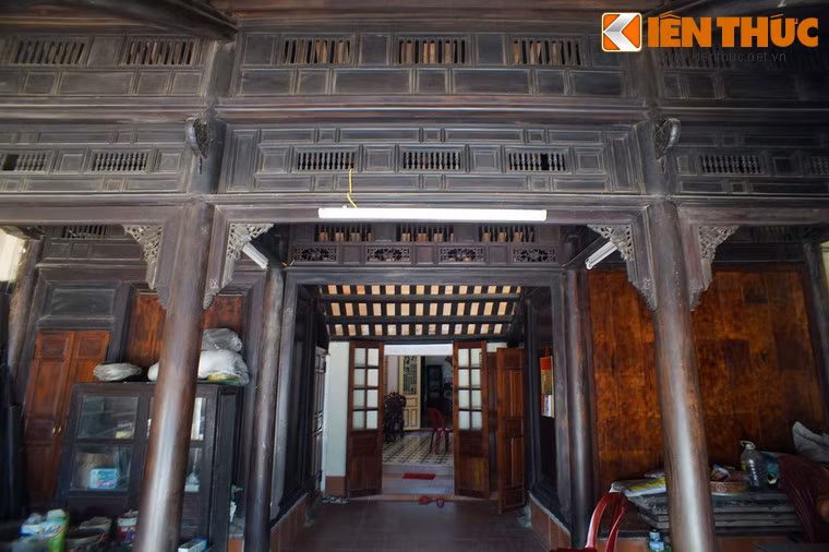 Về tổng thể, ngôi nhà cổ gồm hai khối nhà trước và sau, cách nhau bởi một khoảng sân. Nhà trước, kích thước chiều rộng 7,9m, chiều sâu 7,9m. Nhà sau kích thước chiều ngang 7,2m, chiều sâu 6,6m.