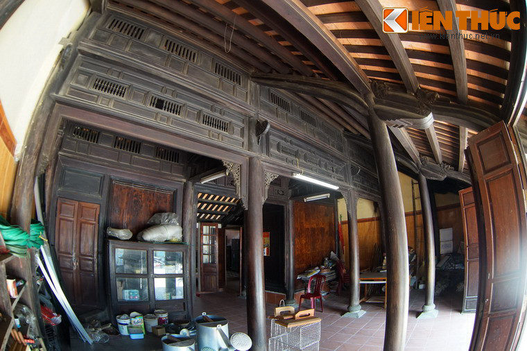 Hai khối nhà đều có dạng nhà rường vuông một trệt ba gian không chái, dựng trên bộ giàn trò gỗ mít.