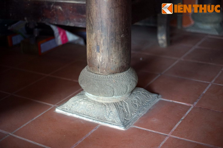 Hệ khung nhà trước có 24 cột, được kê trên các chân tảng chạm khắc họa tiết trang nhã.