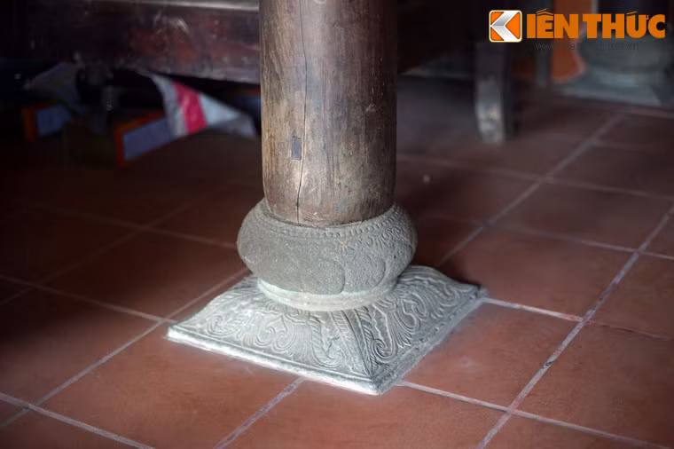 Hệ khung nhà trước có 24 cột, được kê trên các chân tảng chạm khắc họa tiết trang nhã.