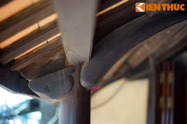 Đầu bẩy ở mặt trước nhà.