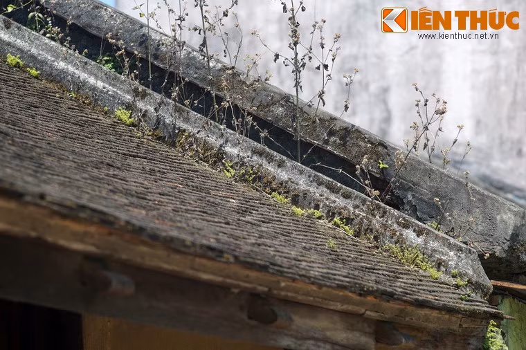 Mái hai khối nhà đều được lợp ngói liệt, bờ nóc bờ quyết không trang trí.