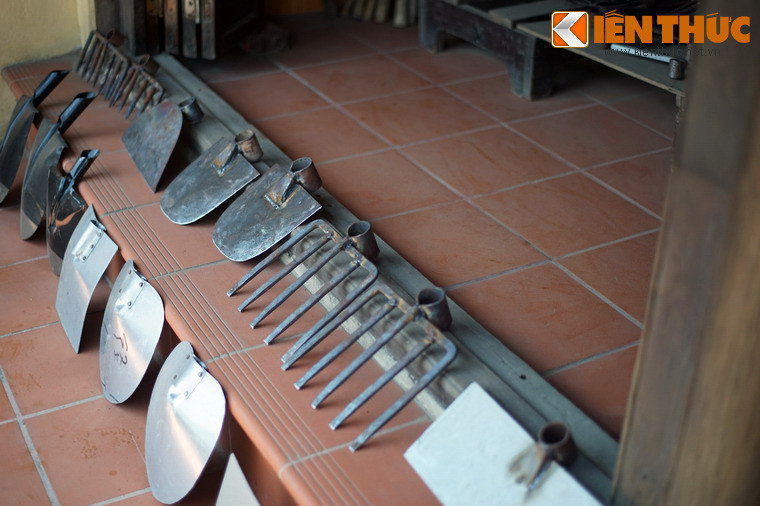 Hiện tại gian trước của ngôi nhà trở thành nơi knh doanh các sản phẩm rèn, một nghề truyền thống của phố cổ Bao Vinh...