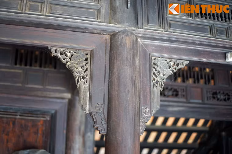 Cận cảnh tác phẩm chạm khắc gỗ hai bên đầu cột.