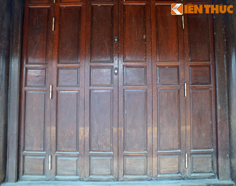 Mặt trước nhà có ba bộ cửa gỗ, mỗi bộ gồm 6 cánh cửa nhỏ.