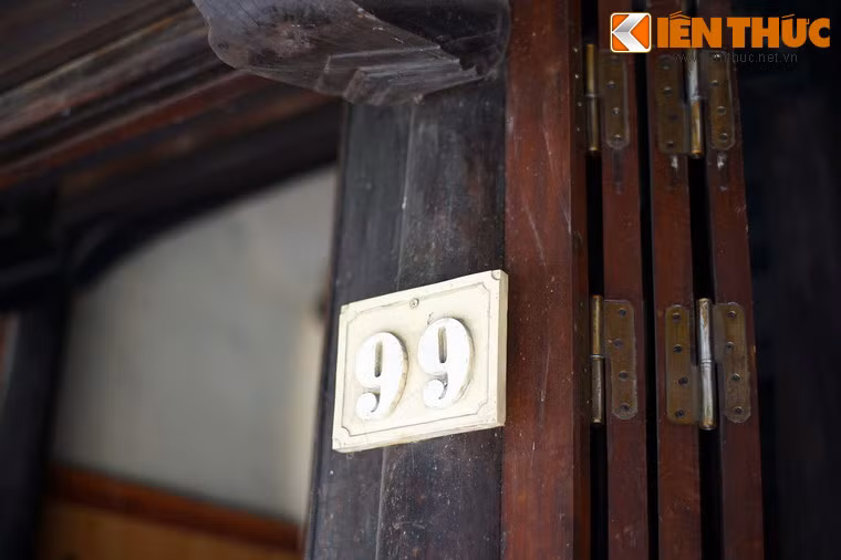 Căn cứ vào lịch sử và hồi ức của các nhân chứng, nhà số 99 Bao Vinh được xây dựng vào khoảng những năm cuối thế kỷ 19, cách đây hơn một thế kỷ.