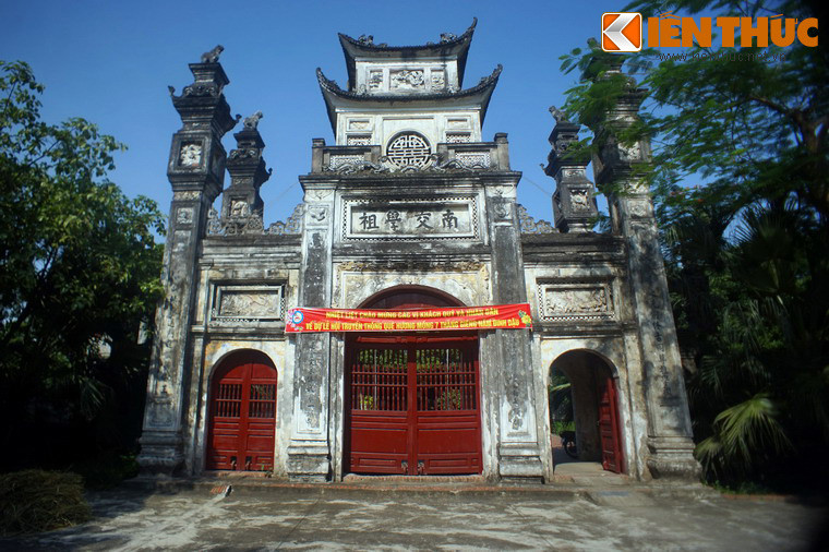 Phía ngoài đền có cánh cổng lớn, kiến trúc theo lối ngũ môn (năm cửa) hai tầng 8 mái (nay đã bịt mất hai cửa phía ngoài hai bên), phía trên có bốn chữ Hán lớn đắp nổi “ Nam giao học tổ “ ở mặt trước, mặt sau là “ Hữu công nho giáo”. Các câu đối chữ Nho được ghi trên trụ cột.