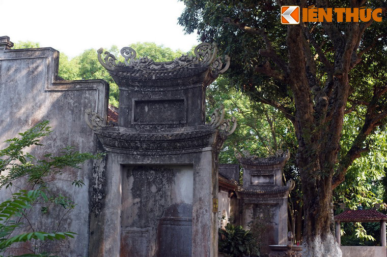 Theo sách “Đại Nam nhất thống chí”, đền thờ Sĩ Nhiếp đã có từ rất lâu đời và đã được tu sửa nhiều lần qua các thời kỳ lịch sử. Dấu tích kiến trúc nghệ thuật còn lại đến nay chủ yếu có từ thời Nguyễn.