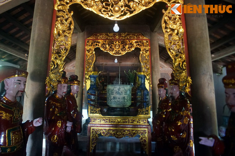 Trong hậu cung đền thờ tượng Sỹ Nhiếp chất liệu bằng đồng, hai bên phía ngoài là các tượng quan văn, võ đứng chầu, mỗi bên 5 tượng và tổng là 10 tượng với vai trò cận vệ bằng đất cao 1.60m.