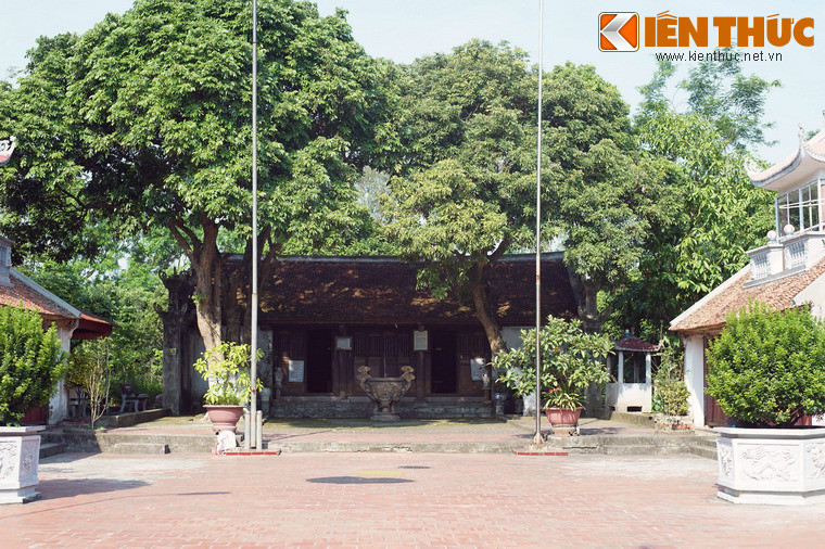 Ngôi đền hiện nay được tạo dựng theo kiểu chữ “Đinh” gồm 5 gian tiền tế phía trước, tiếp lối là 3 gian hậu cung, liên kết kiến trúc kiểu giá chiêng, chồng giường, kẻ truyền. Trước ngôi đền là khoảng sân rộng, hai bên là hai dẫy nhà hành lang, mỗi bên 9 gian và tổng là 18 gian.