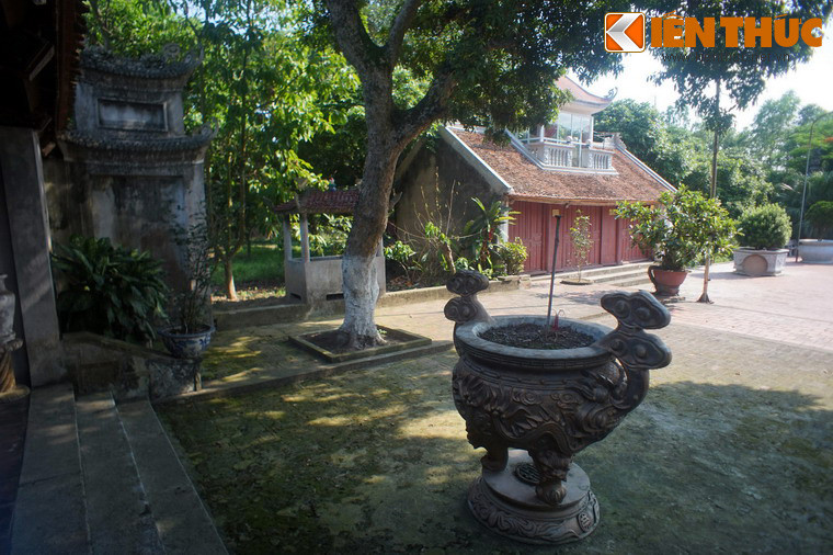 Khu di tích nằm trên một gò đất cao phía Tây Bắc cuối làng Tam Á, chính là nơi Sĩ Nhiếp đã mở trường dạy chữ Hán và truyền thụ Nho giáo đầu tiên ở nước ta, theo các tài liệu và văn bia còn được lưu giữ.