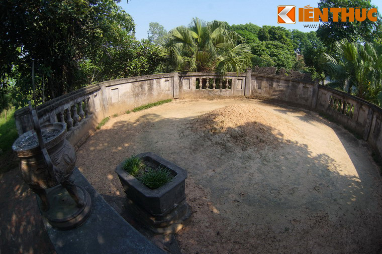 Lăng quay về hướng Tây Bắc, xung quanh xây tường hoa con tiện và một ban thờ ở chính giữa phía trong lối vào trước.