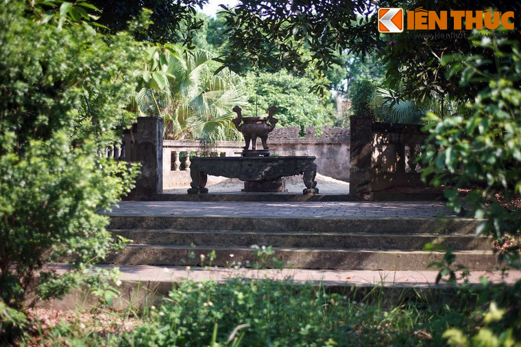 Khu lăng mộ của quan thái thú Sĩ Nhiếp nằm ở một khu đất phía sau đền.