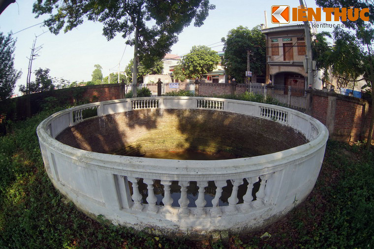 Trong khuôn viên đền Sĩ Nhiếp còn có một chiếc giếng cổ. Những năm gần đây giếng đã được xây tường bao quanh để bảo vệ.