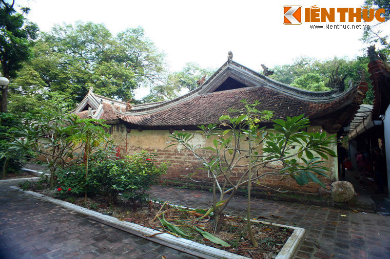 Nhà tiền tế có hình chữ Nhất (一), xây dựng với 5 gian 2 chái chồng rường, giá chiêng. Hậu cung có hình chữ “công” (工) với kết cấu tòa bên ngoài 3 gian 2 chái lớn.