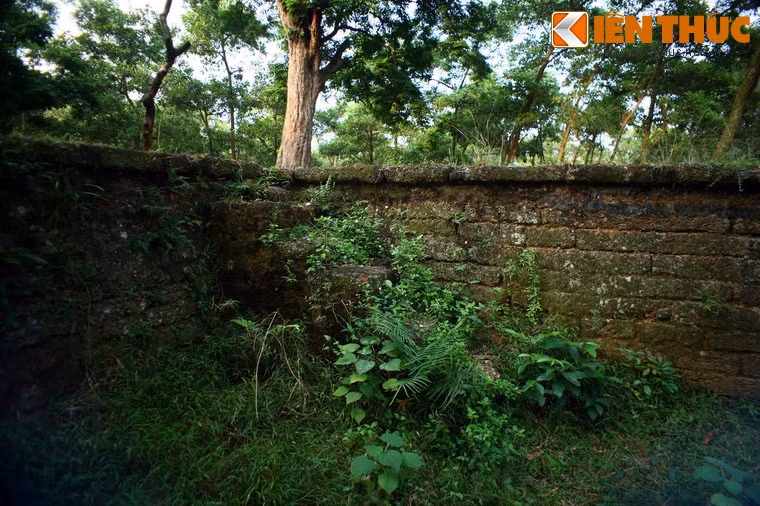 Nét kiến trúc đặc sắc nhất của đền Và là khuôn viên đền được bao bọc bởi hệ thống tường thành độc đáo.