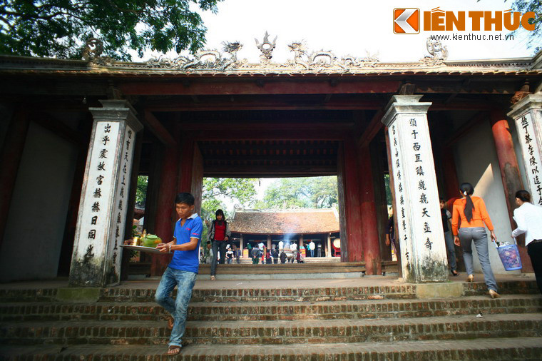 Đền có nghi môn được xây dựng gồm ba gian dựng trên nền cao, gian giữa cao 4m80, hai gian bên cao 2m15. Cổng chính với 3 hàng chân cột gỗ kê trên những tảng đá ong với chiều cao cột cái là 4m95, cột quân là 3m8.