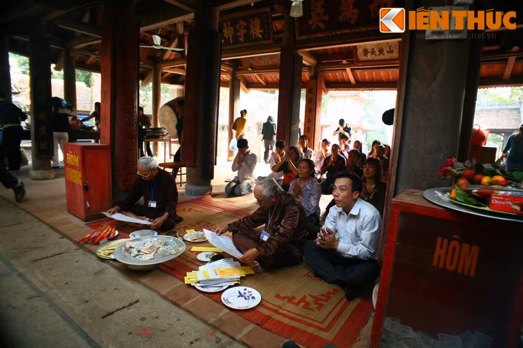 Lúc mới thành lập, đền Và chỉ là khu thờ nhỏ nhưng được gần xa biết đến vì sự linh ứng.