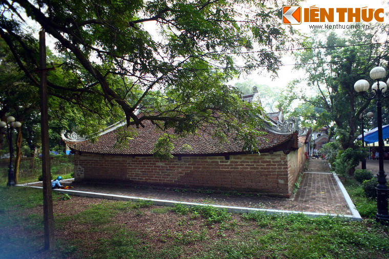 Trong quan niệm dân gian, đền Và là Đông cung - cung to lớn và thiêng liêng nhất trong hệ thống tứ cung của xứ Đoài, nơi thờ của Thánh Tản Viên (Sơn Tinh, người trị vì núi Ba Vì), vị thánh đứng đầu trong tứ bất tử của Việt Nam.