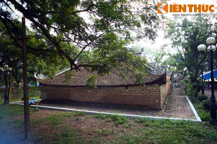 Trong quan niệm dân gian, đền Và là Đông cung - cung to lớn và thiêng liêng nhất trong hệ thống tứ cung của xứ Đoài, nơi thờ của Thánh Tản Viên (Sơn Tinh, người trị vì núi Ba Vì), vị thánh đứng đầu trong tứ bất tử của Việt Nam.