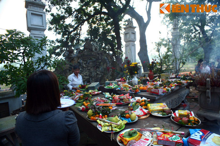 Lễ hội đền Và được tổ chức vào rằm tháng Giêng hằng năm với nghi thức đánh cá thờ trên sông Tích, rước long ngai của “tam vị Đức Thánh Tản” qua sông Hồng sang đền Dội.