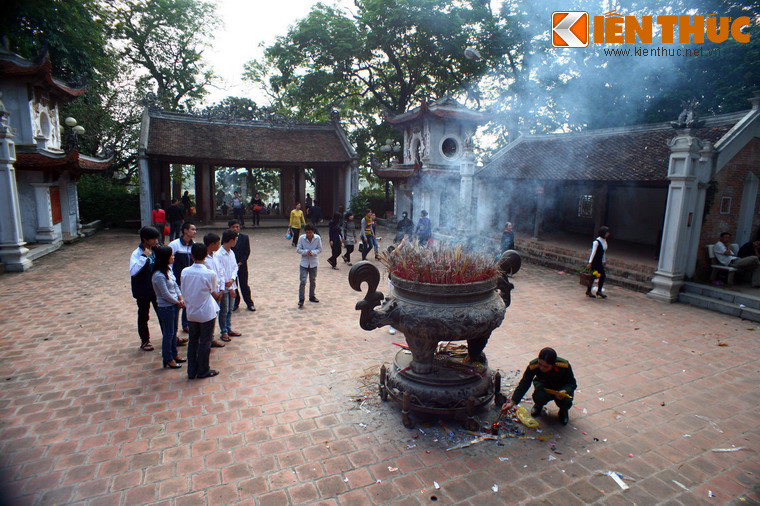 Nằm ở xã Trung Hưng, thị xã Sơn Tây, cách trung tâm Hà Nội khoảng 50km, đền Và là một địa chỉ tín ngưỡng - thắng cảnh nổi tiếng của xứ Đoài.