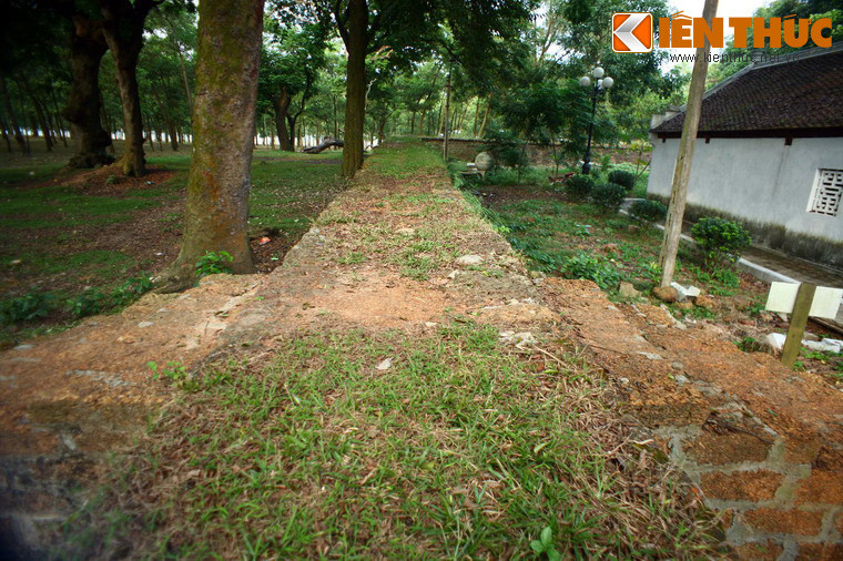 Bức tường này có chu vi hàng trăm mét, mặt rộng hơn 1 mét, chiều cao có đoạn đến 2 mét.